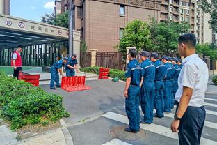 队记：绿军还有一个正式阵容名额 将密切关注买断市场